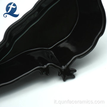 Piatto piatto in ceramica di colore nero a forma di corvo